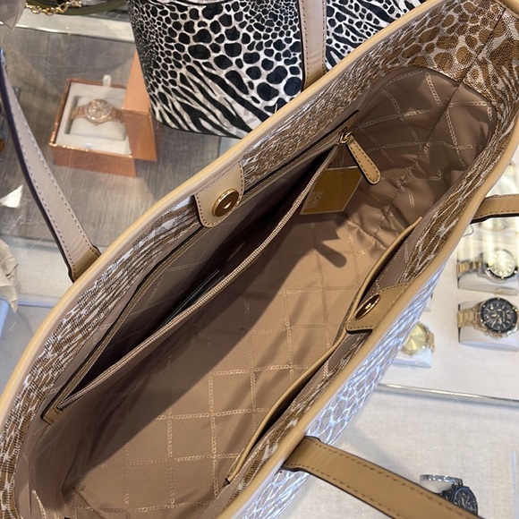 Michael Kors, this Carter Signature Animal Print Semi Lux Open Tote Handbag 
NWT - Picture 12 of 16